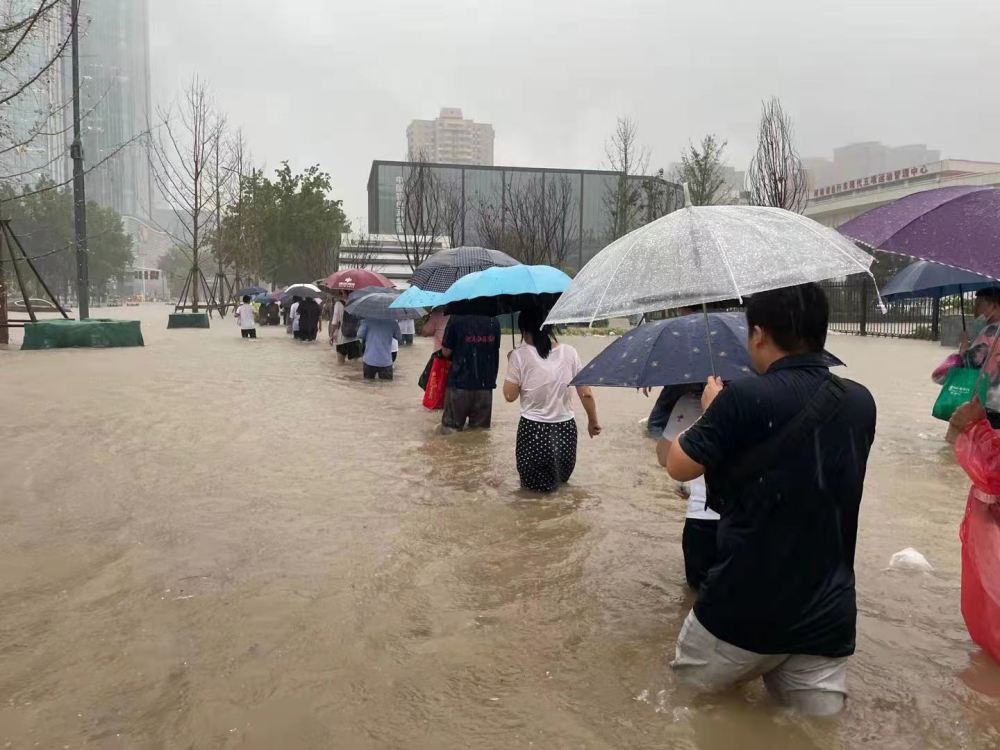 郑州暴雨最新动态，城市展现抗击自然灾害的坚韧力量